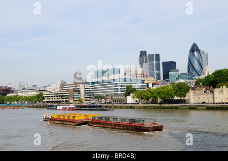 Ein Schiff beladen mit Containern geschleppt, die Themse, London, England, UK Stockfoto