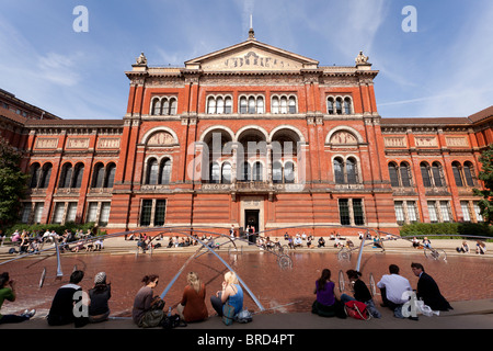 Entspannen Sie in der John Madejski Garten im Victoria and Albert Museum Stockfoto