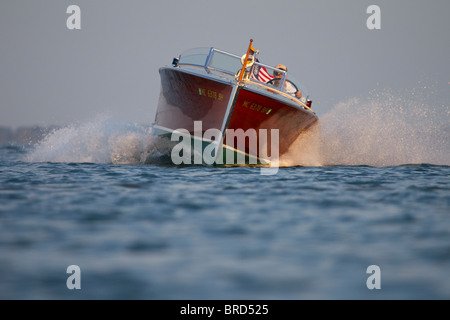 Ein antikes, hölzernes Hacker-Craft-Boot in einer Hochgeschwindigkeitsdrehung. Stockfoto