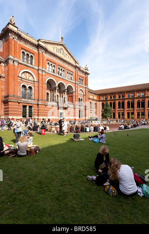 Entspannen Sie in der John Madejski Garten im Victoria and Albert Museum Stockfoto