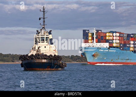 Schlepper mit Containerschiff bereit, docken an Southampton Stockfoto