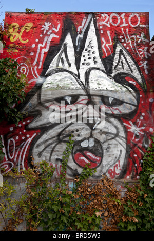 Graffiti am Fluss Lee Navigation Kanal Leinpfad. East London, UK. Stockfoto