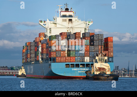 Schlepper mit Containerschiff bereit, docken an Southampton Stockfoto