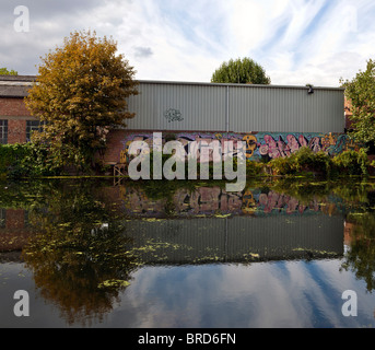 Graffiti am Fluss Lee Navigation Kanal Leinpfad. East London, UK. Stockfoto