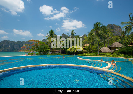 Schwimmbad im Rayavadee Resort, Krabi, Thailand Stockfoto