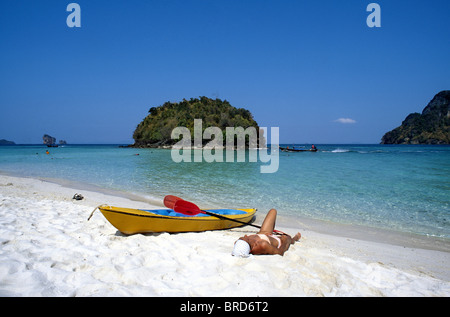 Frau liegt am Strand, Ko Poda, Krabi, Thailand Stockfoto