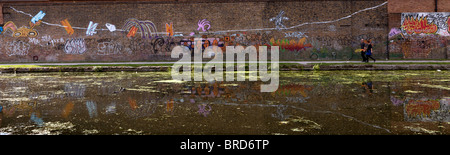 Graffiti am Fluss Lee Navigation Kanal Leinpfad. East London, UK. Stockfoto