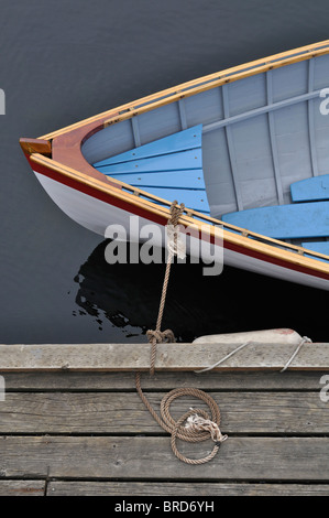 Kleines Beiboot auf Dock am Zentrum für Holzboote in Seattle Washington. Stockfoto