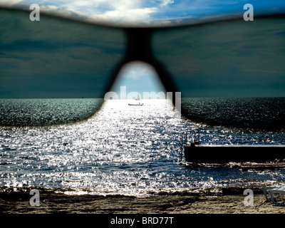 Blick durch die Sonnenbrille auf dem Adriatischen Meer Stockfoto