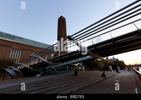 Londoner Millennium Bridge und Tate Modern, London, UK. Stockfoto