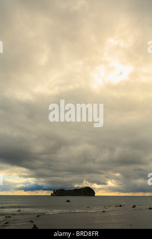 Die kleine Insel von Vila Franca Do Campo, vor der Küste von Sao Miguel Insel unter einem bewölkten Himmel. Azoren, Portugal. Stockfoto