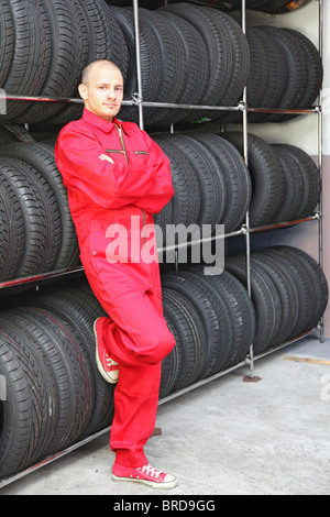 Motivierte Mitarbeiter in einer Autowerkstatt Stockfoto