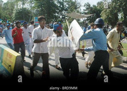 Ansicht der Zusammenstoß zwischen Polizeibeamten und Unterstützer der Jamat-e-Islami (JI) während der Protestkundgebung zu verurteilen, die Urteil gegen Stockfoto