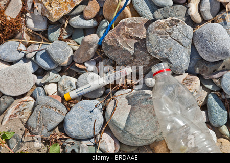 Insulin-Spritze am Strand mit anderen Abfällen entsorgt Stockfoto