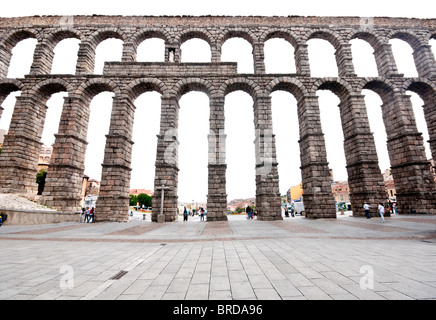 Blick entlang der Bögen der Roman Aqueduct Brücke, errichtet im 1. Jahrhundert n. Chr. von Segovia Spanien. Stockfoto