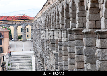 Blick entlang der Bögen der Roman Aqueduct Brücke, errichtet im 1. Jahrhundert n. Chr. von Segovia Spanien. Stockfoto