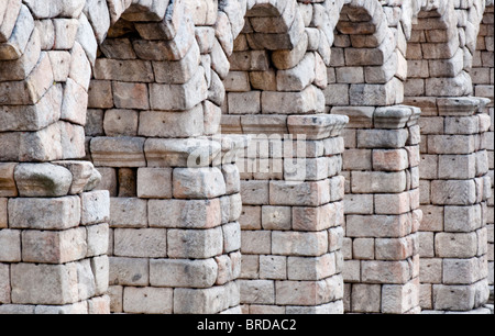 Blick entlang der Bögen der Roman Aqueduct Brücke, errichtet im 1. Jahrhundert n. Chr. von Segovia Spanien. Stockfoto