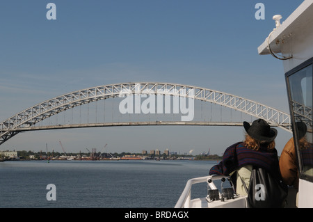 Die Bayonne Bridge, eröffnet im Jahre 1931, erstreckt sich über den Kill van Kull zwischen Staten Island und New Jersey. Stockfoto