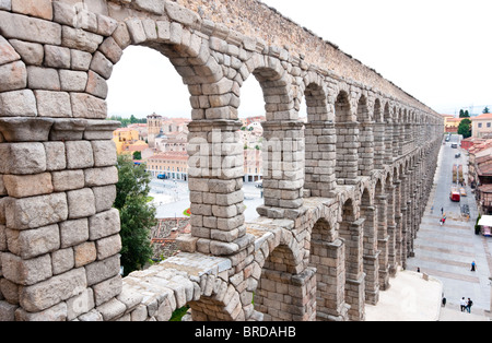 Blick entlang der Bögen der Roman Aqueduct Brücke, errichtet im 1. Jahrhundert n. Chr. von Segovia Spanien. Stockfoto