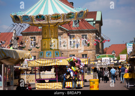 Karussell und Festival Ständen am Mai Woche, Osnabrück, Niedersachsen, Deutschland Stockfoto