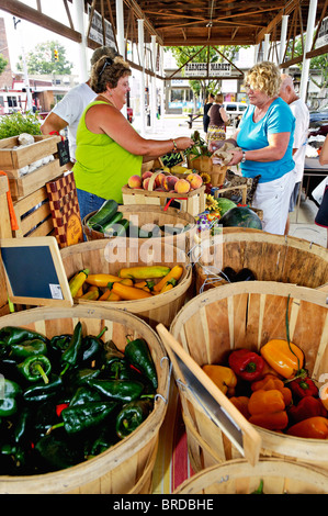 Körbe mit frischen Produkten und Kunden am Bauernmarkt in New Albany, Indiana Stockfoto