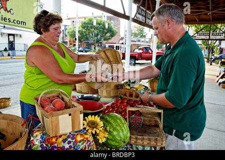 Menschen kaufen Produkte am Wochenmarkt in New Albany, Indiana Stockfoto