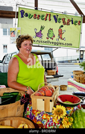 Frau, Verkauf von Produkten am Bauernmarkt in New Albany, Indiana Stockfoto