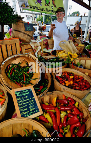 Mann, Verkauf von Produkten am Bauernmarkt in New Albany, Indiana Stockfoto