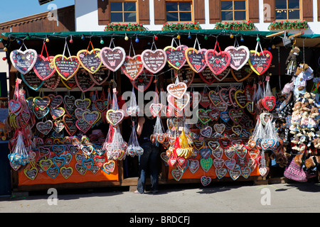 Ein Stall verkauft Lebkuchenherzen auf dem Münchner Oktoberfest. Stockfoto