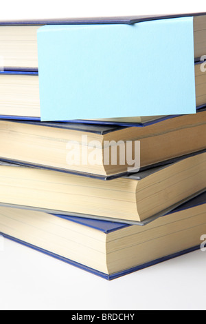 Mehrere Bücher liegen übereinander. Alle auf weißem Hintergrund. Stockfoto