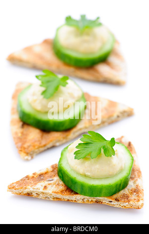 Vorspeise von Hummus und Gurken Scheiben auf Pita-Brot Stockfoto