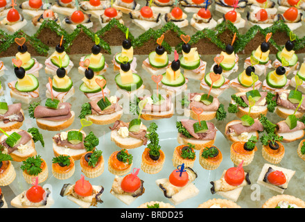 eine Menge Kanapees mit Spießen und Sandwiches am Buffet-Tisch, flachen DOF Stockfoto