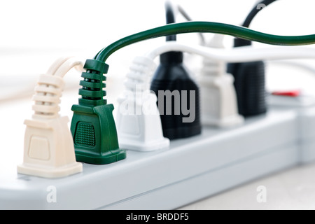 Viele Stecker eingesteckt in elektrische Energie bar Stockfoto