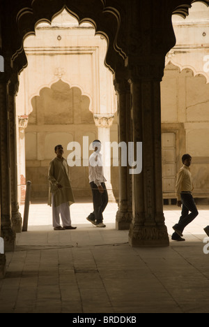 Kinder spielen zwischen den Säulen des Roten Forts, New Delhi, Indien Stockfoto