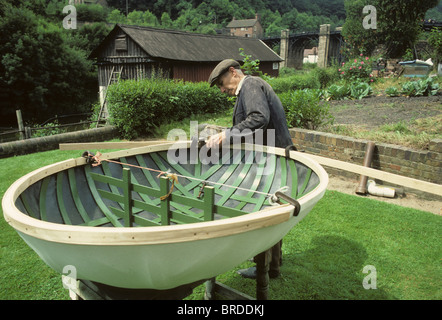 Eustace Rogers Coracle Maker in Ironbridge 1982 BILD VON DAVID BAGNALL Stockfoto