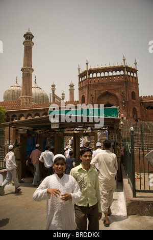 junge Muslime außerhalb Jama Masjid Moschee vor dem Freitagsgebet Stockfoto