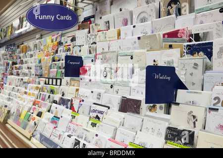 Auswahl an Hochzeit und Verlobung Grußkarten zum Verkauf auf einem Display stehen in Clintons Karte laden. England, UK, Großbritannien Stockfoto