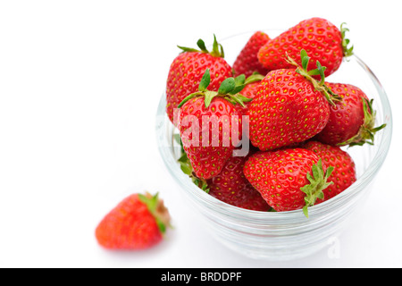 Fresh organic red strawberries in a glass bowl Stockfoto