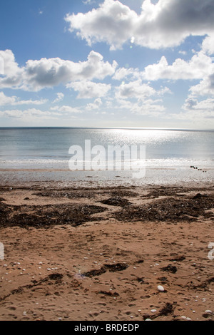 Bridlington Strand - sonniger Tag mit Licht reflektiert das Meer Stockfoto