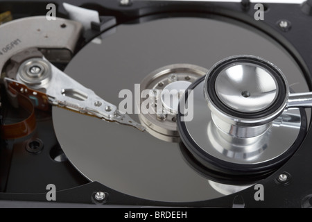 medizinische Stethoskop auf einer offenen Computer-Festplatte Stockfoto