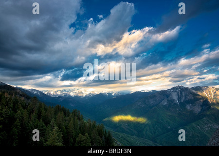 Blick auf Sonne und Wolken von Moro Rock. Sequoia Nationalpark, Kalifornien Stockfoto