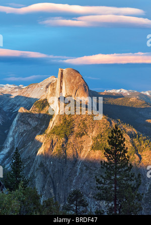 Blick auf Half Dome und Wasserfälle vom Glacier Point mit Sonnenuntergang. Yosemite Nationalpark, Kalifornien. Himmel wurde hinzugefügt. Stockfoto