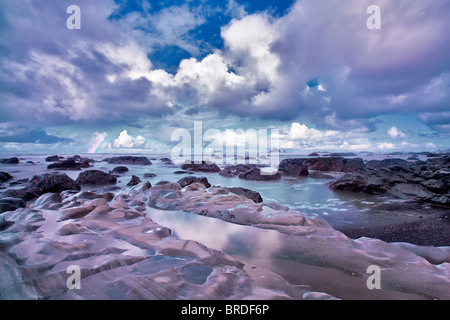 Wolken und kleine Regenbogen am Rialto Beach. Olympic Nationalpark, Washington Stockfoto