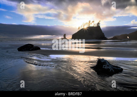 Sonnenuntergang mit Stream am zweiten Strand. Olympic Nationalpark, Washington Stockfoto