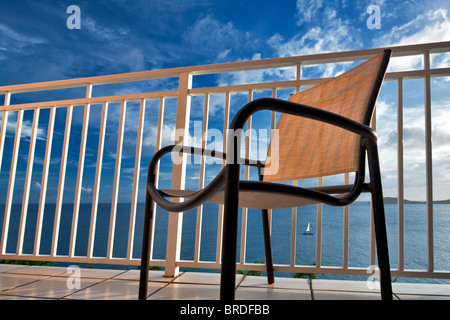 Segelboot durch Zimmer Terrasse mit Stuhl gesehen. St. Thomas. Jungferninseln (US). Stockfoto