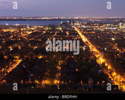 Nächtlichen Blick auf die Stadt Hamilton, Ontario, Kanada mit Hamilton Stahl-Mühle im Hintergrund. Stockfoto