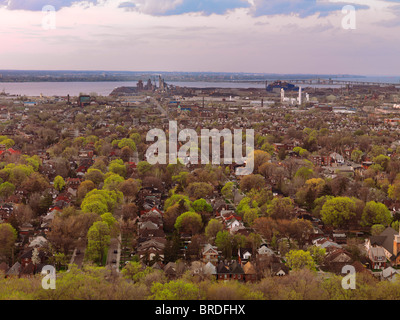 Luftaufnahme der Stadt Hamilton, Ontario, Kanada mit Hamilton Stahl-Mühle im Hintergrund. Stockfoto