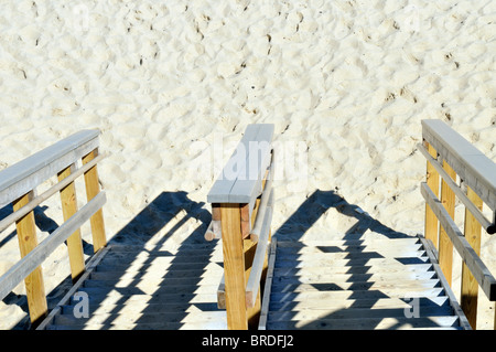 Holztreppen hinunter zum sandigen Strand von Marconi Beach Teil der Cape Cod National Seashore, Wellfleet, Cape Cod USA Stockfoto