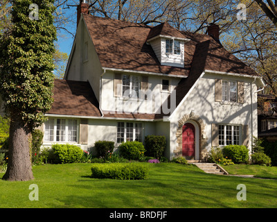 Schönes großes Haus Frühling Landschaft in Kanada Stockfoto