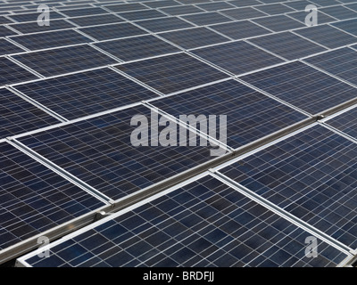 Große Auswahl an Photovoltaik-Solarzellen Stockfoto